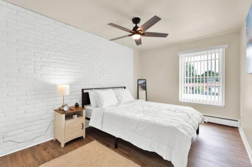 Ένα ή περισσότερα κρεβάτια σε δωμάτιο στο Sterling Heights Tranquil Retreat