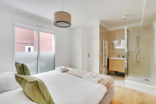 - une chambre blanche avec une douche et un lit dans l'établissement Lovely Duplex -4BR-8P- Nogent-sur-Marne, à Nogent-sur-Marne