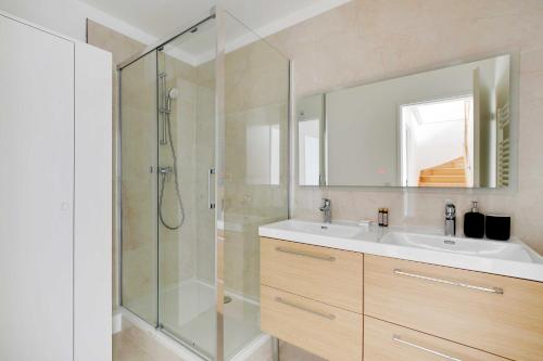 une salle de bain avec une douche, un lavabo et un miroir dans l'établissement Lovely Duplex -4BR-8P- Nogent-sur-Marne, à Nogent-sur-Marne