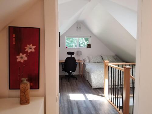 Schlafzimmer im Dachgeschoss mit einem Bett und einem Fenster in der Unterkunft The Cottage on Claire in Point Roberts