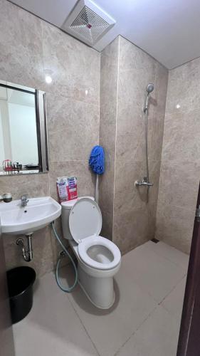 a bathroom with a toilet and a sink and a shower at Apartemen trans cibubur BY SANTUY ROOM in Kalimanggis