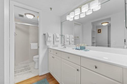 ein weißes Badezimmer mit Waschbecken und Toilette in der Unterkunft Palma Del Mar G-606 Beautiful in Point Brittany