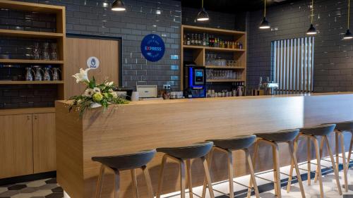 Lounge atau bar di Holiday Inn Express - Nice - Grand Arenas by IHG