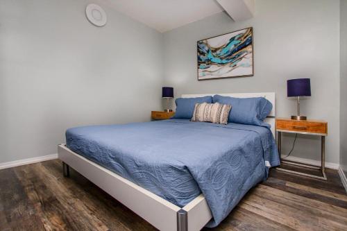 a bedroom with a bed with a blue comforter at Hawaii Style Centrally located with full kitchen in Honolulu