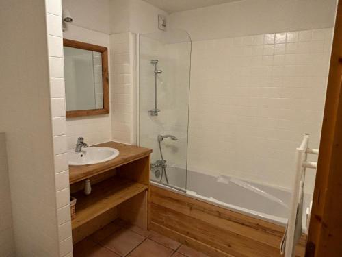 une salle de bain avec un lavabo et une douche dans l'établissement Montagnard - 4 bedroom apartment with stunning views, à Sainte-Foy-Tarentaise