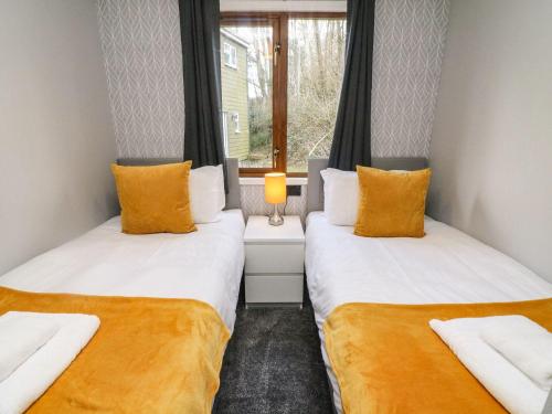 Postel nebo postele na pokoji v ubytování Park View Lodge, Arnside 7