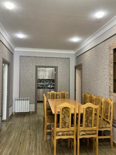 Кухня или мини-кухня в COMFORT M Guest House
