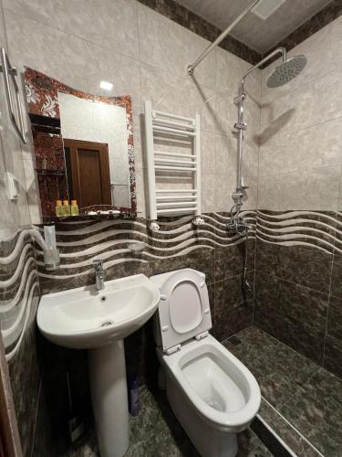 Ванная комната в COMFORT M Guest House