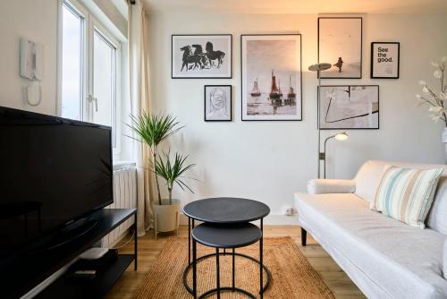 un salon avec un canapé et une table dans l'établissement Appartement une chambre proche métro, à Lille