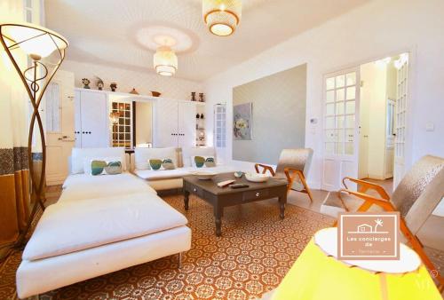 un salon avec deux lits et une table dans l'établissement Villa Yves et piscine privée, à La Seyne-sur-Mer