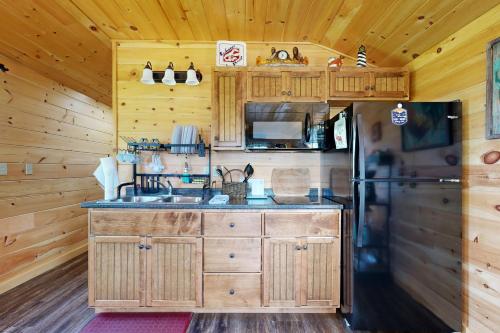 Kuchyň nebo kuchyňský kout v ubytování Acadia Lights Cabin