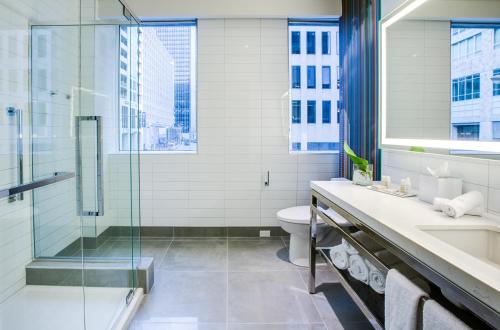 Koupelna v ubytování Renaissance Montreal Downtown Hotel