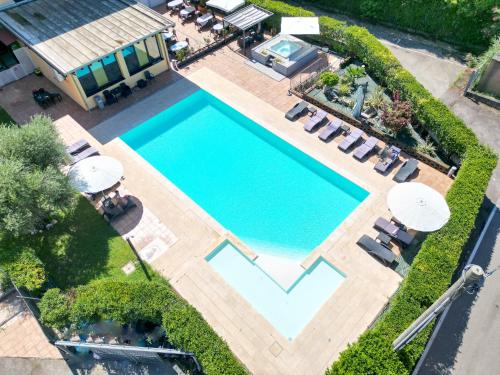 an overhead view of a swimming pool with chairs and umbrellas at Hotel La Rocca in Nogarole Rocca