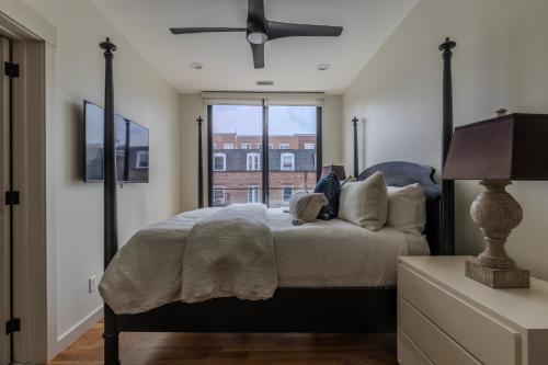 Ένα ή περισσότερα κρεβάτια σε δωμάτιο στο Downtown Princeton Chic