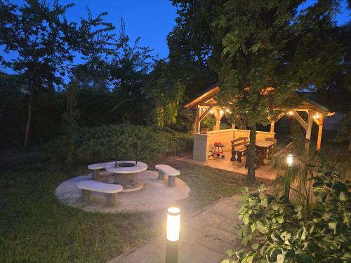 Taman di luar Joy Apartman