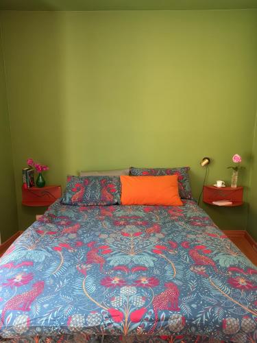 a bedroom with a bed with an orange pillow at Les Falaises, en plein cœur de Binic in Binic-Etables-sur-Mer