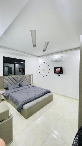 Una cama o camas en una habitación de الزرقاء مدينة الشرق