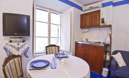1 Bed - Sleeps 2 - Centre of Old Town w Wifi