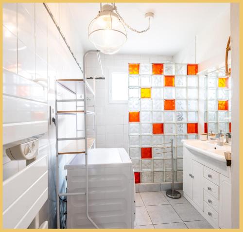 une salle de bain blanche avec un lavabo et une douche dans l'établissement Chez Lisa I T3 I Annemasse, à Annemasse