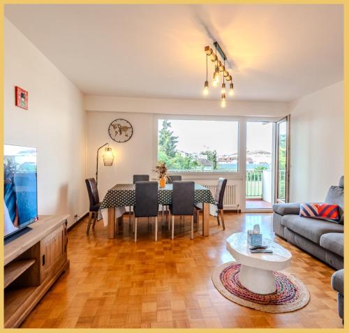 - une salle à manger et un salon avec une table et un canapé dans l'établissement Chez Lisa I T3 I Annemasse, à Annemasse