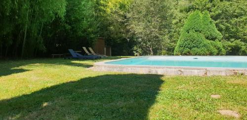 une cour avec une piscine sur gazon dans l'établissement La Maison De L'Ecrivain, à La Bastide-lʼÉvêque