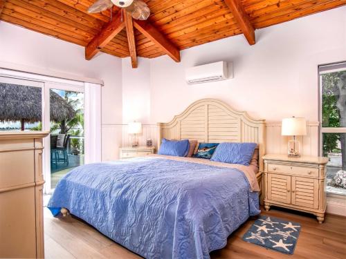 une chambre avec un lit et un plafond en bois dans l'établissement Sunset Retreat, à Big Pine Key