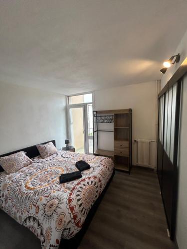 En eller flere senge i et værelse på Appt 3Pièces centre ville Biscarrosse