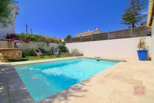 une piscine dans l'arrière-cour d'une maison dans l'établissement La Belle Bleu, piscine privée et centre ville, à La Seyne-sur-Mer
