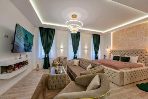 un salon avec un lit et un canapé dans l'établissement Dream Loft Sighișoara, à Sighişoara