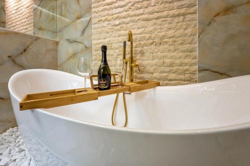 シギショアラにあるDream Loft Sighișoaraのバスタブ(ワイン1本、グラス1杯付)