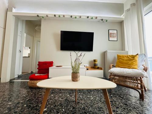 TV a/nebo společenská místnost v ubytování Natassa's Apartment