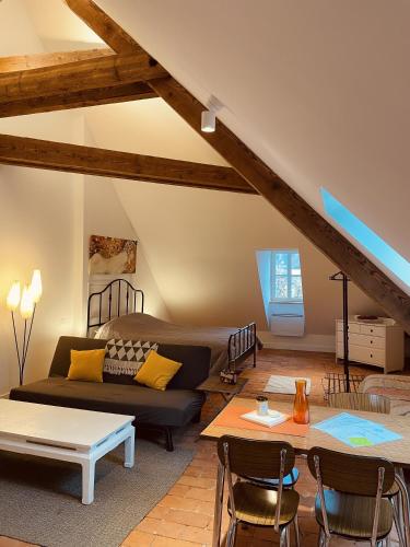 un salon avec un canapé et une table dans l'établissement Studio Hyper-Centre Villa Isabelle, à Allevard