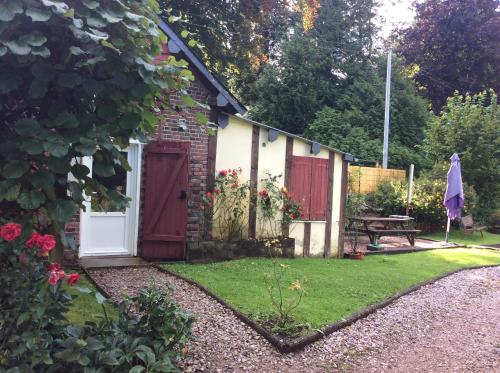 Photo de la galerie de l'établissement Maisonnette independante a 500 m du centre ville minimum 2 nuits, à Vimoutiers