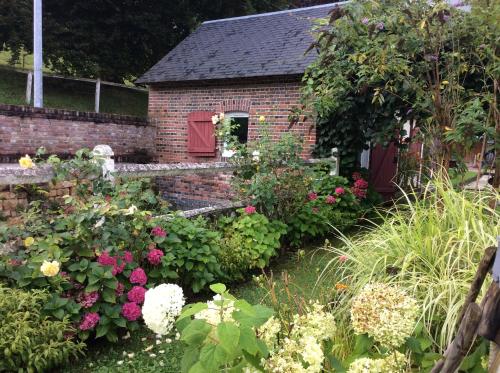 Photo de la galerie de l'établissement Maisonnette independante a 500 m du centre ville minimum 2 nuits, à Vimoutiers