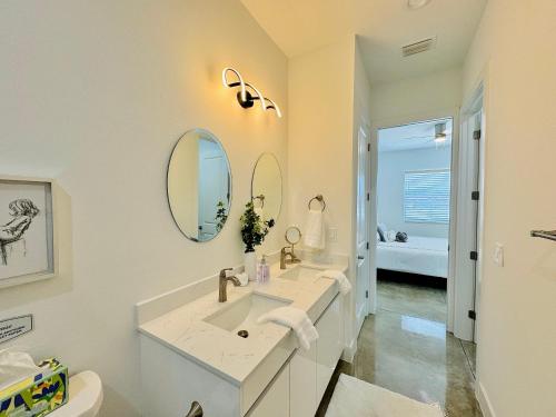 Vannituba majutusasutuses The Pickleball Haven of Naples - Gray Supreme