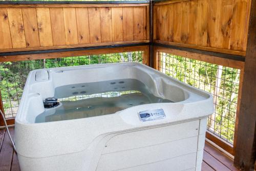 ピジョン・フォージにあるAugys View- Mountain Views-large parking-Large Cabinの家屋内の大型バスタブ
