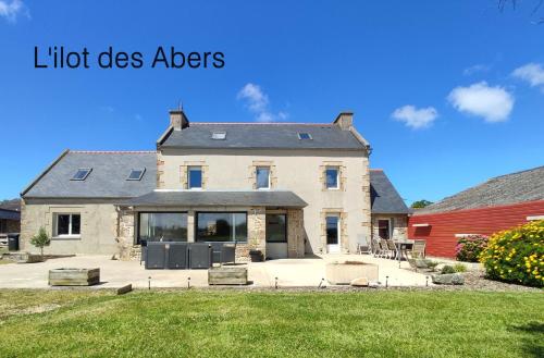 Une grande maison avec les mots idiots fait des abeilles dans l'établissement L'ilot des abers Maison de vacances, à Lannilis