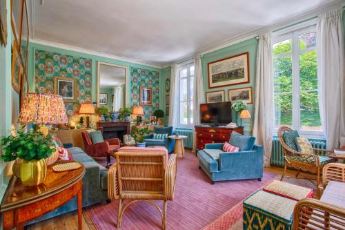 - un salon doté de nombreux meubles dans l'établissement La Villa Chloé - Proche Plage - Face Au Royal - Deauville, à Deauville