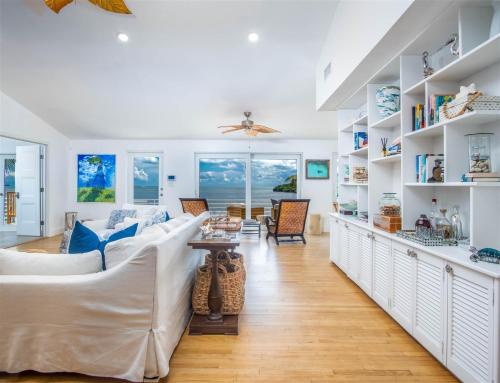 a living room with a white couch and a table at Villa Jekjak in Cudjoe Key