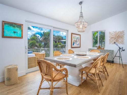 a dining room with a table and chairs at Villa Jekjak in Cudjoe Key