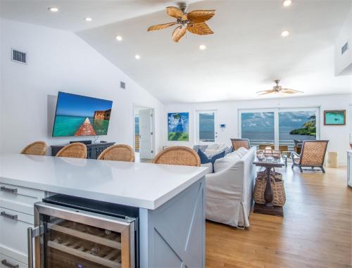 a living room with a fireplace and a couch at Villa Jekjak in Cudjoe Key