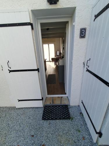 a door leading into a room with a hallway at Duplex au vert près de Royan - Appartement 4 in Médis