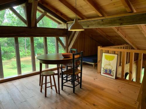 une salle à manger avec une table et des chaises dans une cabine dans l'établissement Bergerie de Chiouleben, cœur forêt, proche Contis, à Lit-et-Mixe