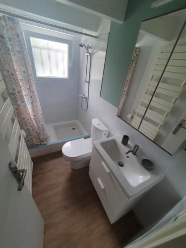 Bilik mandi di Séjour ressourçant dans un cadre paisible et vert - Appartement 5
