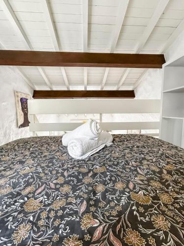 a bed in a room with a bedspread on it at Douceur de vivre, calme et jardin Appartement 3 in Médis