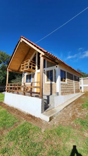a small house with a roof at Cabañas El Marqués Zacatlán con Starlink in Zacatlán