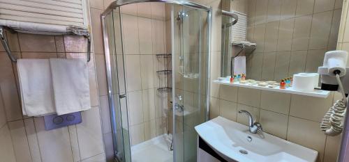 un baño con ducha y lavabo en My World Hotel, en Estambul