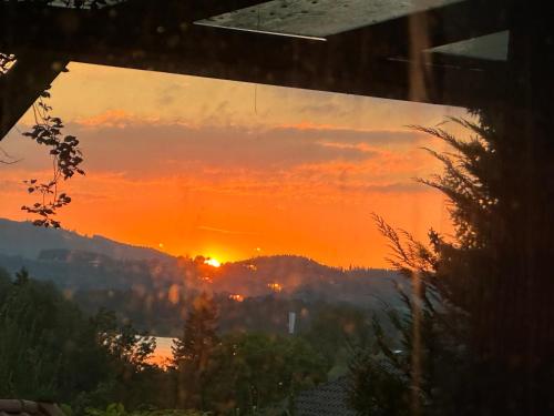 a view of a sunset from a window at Weil ich es mir wert bin in Seehausen am Staffelsee