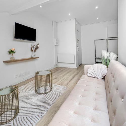 - un salon blanc avec un canapé et des fauteuils blancs dans l'établissement Le Toit du Centre-Ville, à Romans-sur-Isère