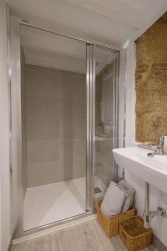 a bathroom with a shower and a sink at Casa Soledá e Pepa in Outes